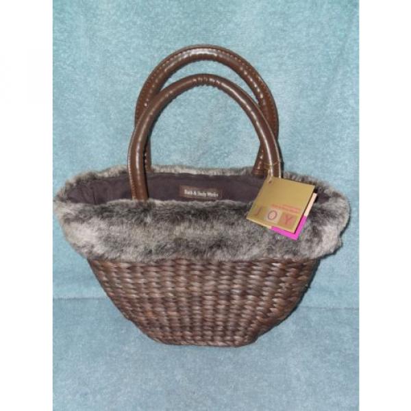 BATH AND BODY WORKS BROWN STRAW BAG WITH FAUX FUR TRIM NEW WITH TAG #1 image