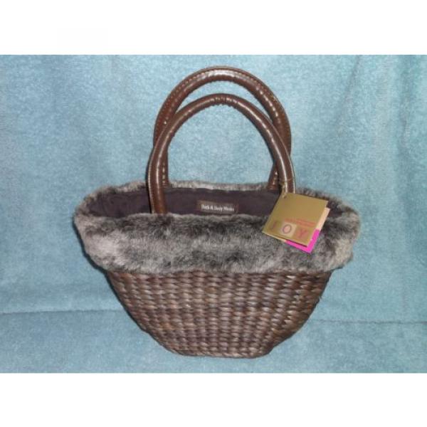 BATH AND BODY WORKS BROWN STRAW BAG WITH FAUX FUR TRIM NEW WITH TAG #2 image